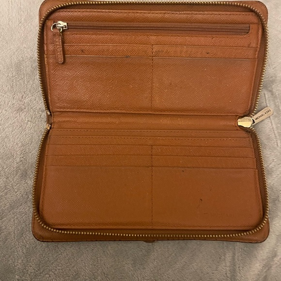 Michael Kors Monogram Grayson Satchel w/ Free MK Wallet. Size Medium - Picture 15 of 16